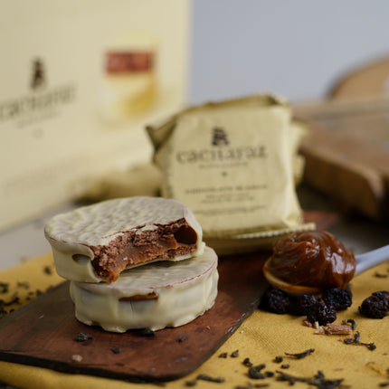 Alfajor Cachafaz de Chocolate Blanco con Dulce de Leche, (12 units) 720 g / 25.39 oz (Original box of 6 packs)