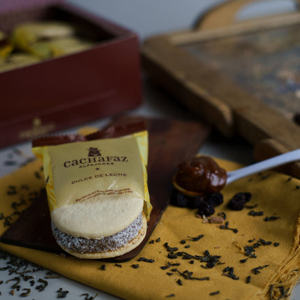 Cachafaz Alfajor Cornstarch with Grated Coconut and Dulce de Leche 912 g / 32.16 oz (Box of 12)