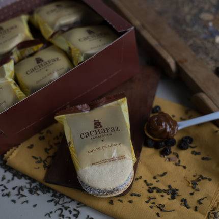 Cachafaz Alfajor Cornstarch with Grated Coconut and Dulce de Leche 912 g / 32.16 oz (Box of 12)