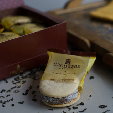 Cachafaz Alfajor Cornstarch with Grated Coconut and Dulce de Leche 912 g / 32.16 oz (Box of 12)