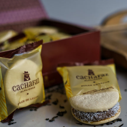 Cachafaz Alfajor Cornstarch with Grated Coconut and Dulce de Leche 912 g / 32.16 oz (Box of 12)