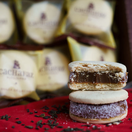 Cachafaz Alfajor Cornstarch with Grated Coconut and Dulce de Leche 912 g / 32.16 oz (Box of 12)