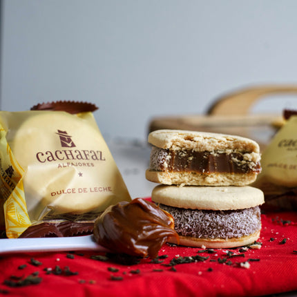 Cachafaz Alfajor Cornstarch with Grated Coconut and Dulce de Leche 912 g / 32.16 oz (Box of 12)