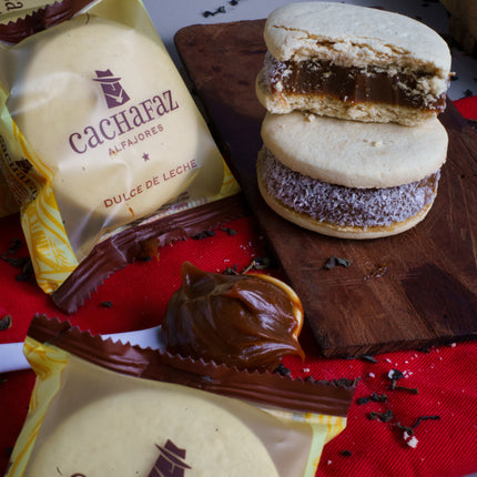 Cachafaz Alfajor Cornstarch with Grated Coconut and Dulce de Leche 912 g / 32.16 oz (Box of 12)
