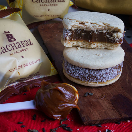 Cachafaz Alfajor Cornstarch with Grated Coconut and Dulce de Leche 912 g / 32.16 oz (Box of 12)
